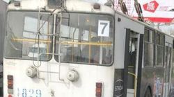 Троллейбус №7 едет с открытой дверью. Фото