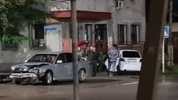 На Боконбаева столкнулись две машины. Фото
