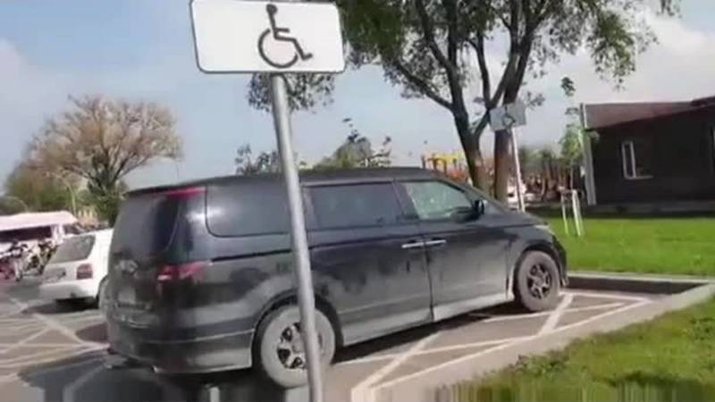 «Ауди», «Хонда» и «Ниссан» припаркованы на местах для инвалидов. Видео