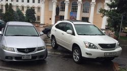 Возле КНУ Lexus и «Хонду» припарковали на «зебре». Фото