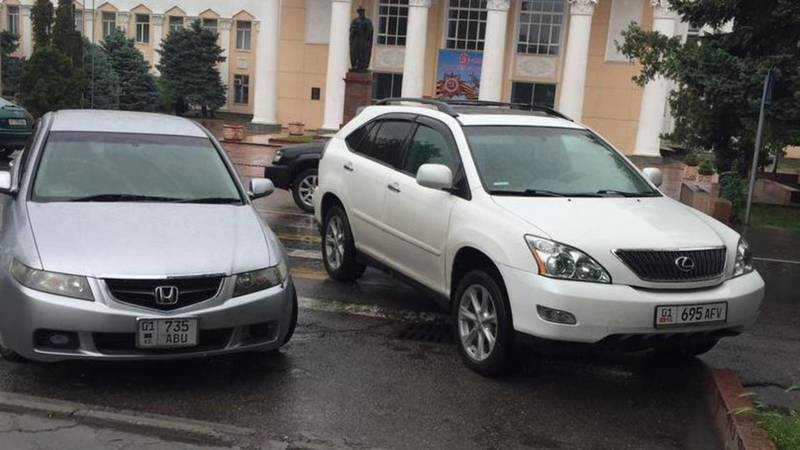Возле КНУ Lexus и «Хонду» припарковали на «зебре». Фото