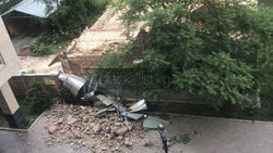 В Бишкеке обрушилась стена здания во двор жилого дома. Никто не пострадал