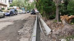 Бишкекчанка Миргуль жалуется на качество ремонта дороги по Элебаева. Фото