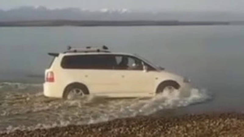 «Хонда» заехала в озеро и проехала по мелководью. Видео