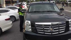 Водитель Cadillac Escalade оштрафован на 1000 сомов за парковку на «зебре»