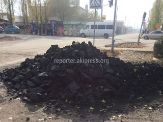 В жилмассиве Ала-Тоо на тротуаре продают уголь