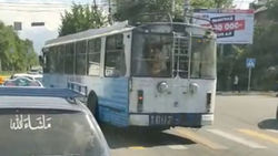 Троллейбусы продолжают поворачивать со второй полосы. Видео