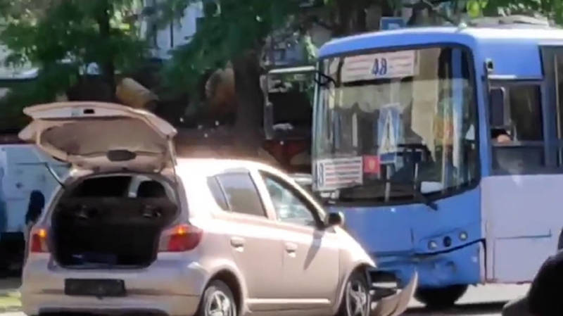 На Московской столкнулись легковушка и автобус №48. Видео с места аварии