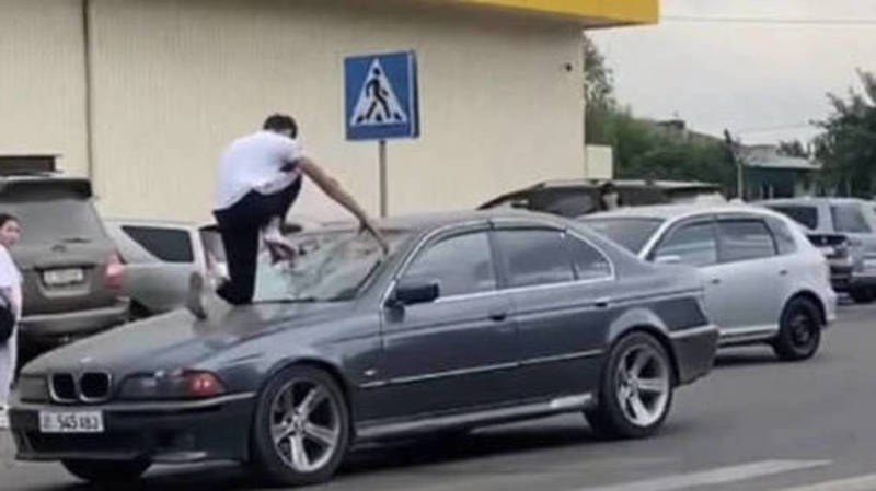 Милиция ищет мужчину, разбившего лобовое стекло BMW