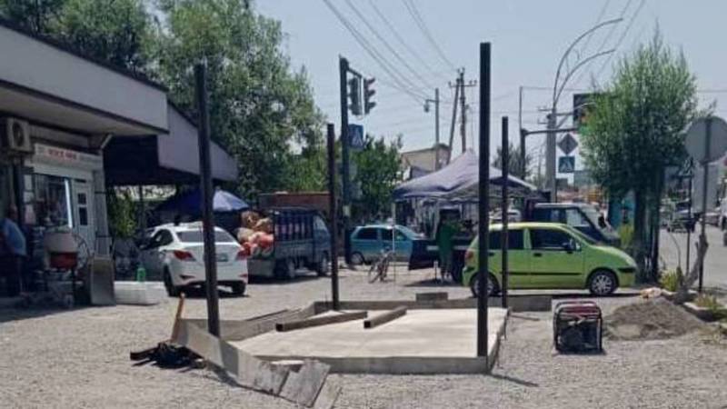 Что строят на тротуаре по Мамырова в Оше? Фото горожанина