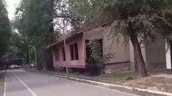В заброшенном здании в парке Фучика рядом с детской площадкой живут бомжи. Видео