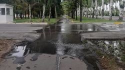 На Айтматова «поливают» тротуар? Фото горожанки