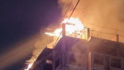 Пожар в строящемся доме возле Филармонии: ситуация на 21:20