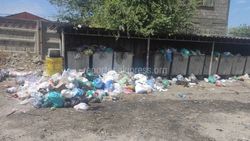 «Уже ходить невозможно», - житель мкр Улан-2 жалуется на свалку возле мусорных контейнеров.