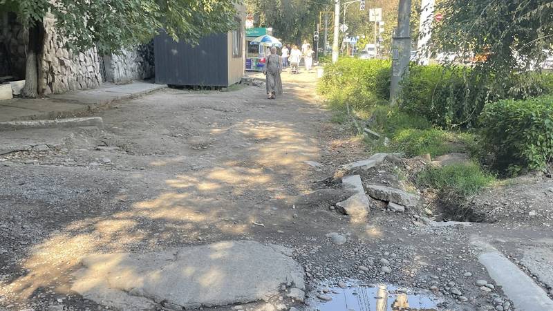 «Как после раскопок». Тротуар на Киевской не отремонтирован. Фото