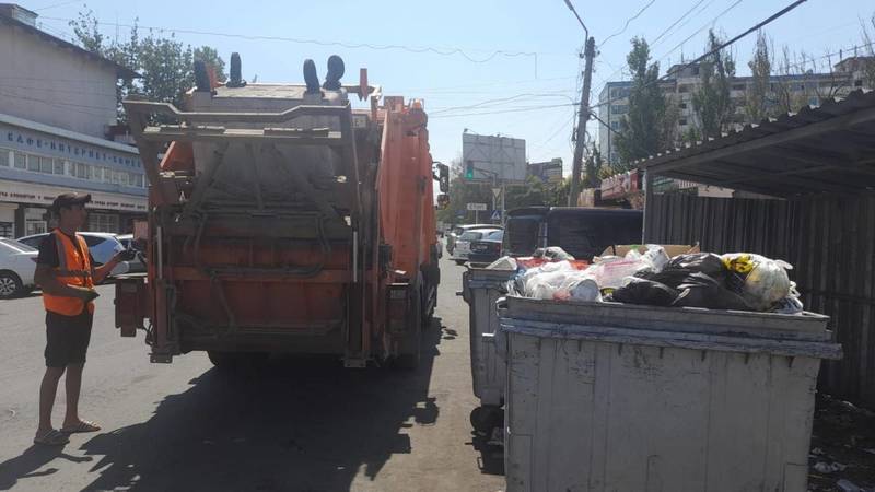 «Тазалык» убрал мусор на Чуй-Суюмбаева. Фото