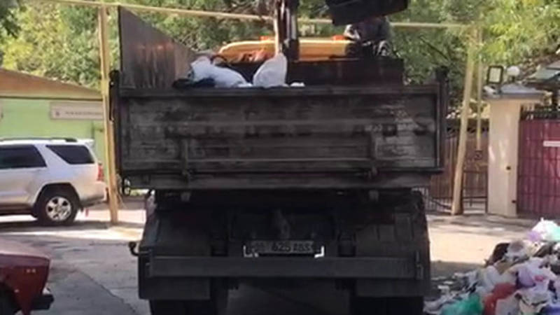 «Тазалык» вывез мусор возле здания ООН после жалобы горожан. Видео