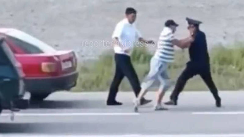 Водитель «Ауди-80» оштрафован на 1000 сомов за потасовку с милиционером. Фото