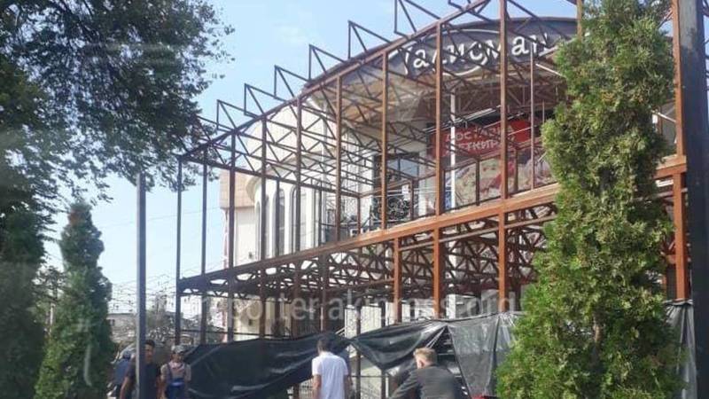«Бишкекглавархитектура» не выдавала разрешение на строительство двухэтажного сооружения на Сухэ-Батора