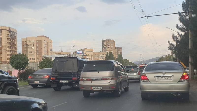 Бишкекчанин Нурлан просит удлинить время светофора и добавить полосу на Токомбаева-Сухэ-Батора