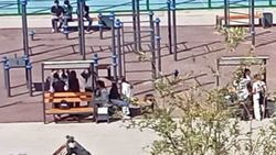 Бишкекчанка возмущена студентами, которые мусорят на детской площадке