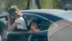 Видео — Дети едут, высунувшись из окна машины в Бишкеке