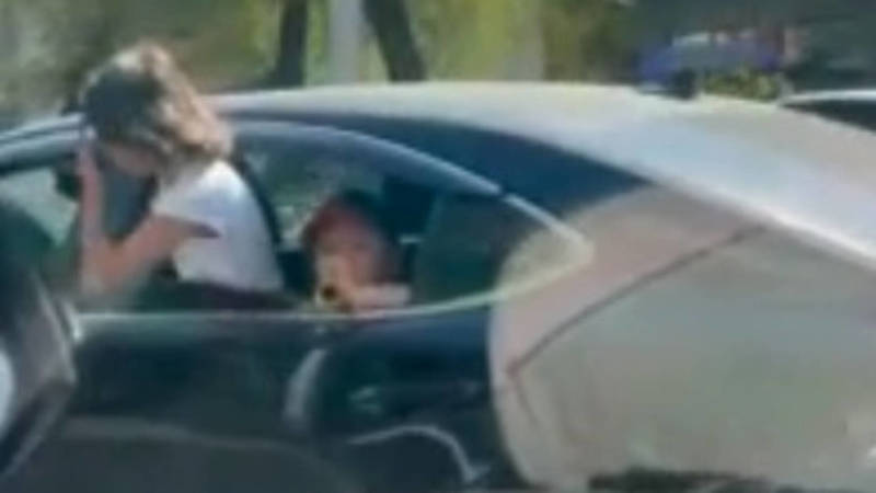 Видео — Дети едут, высунувшись из окна машины в Бишкеке