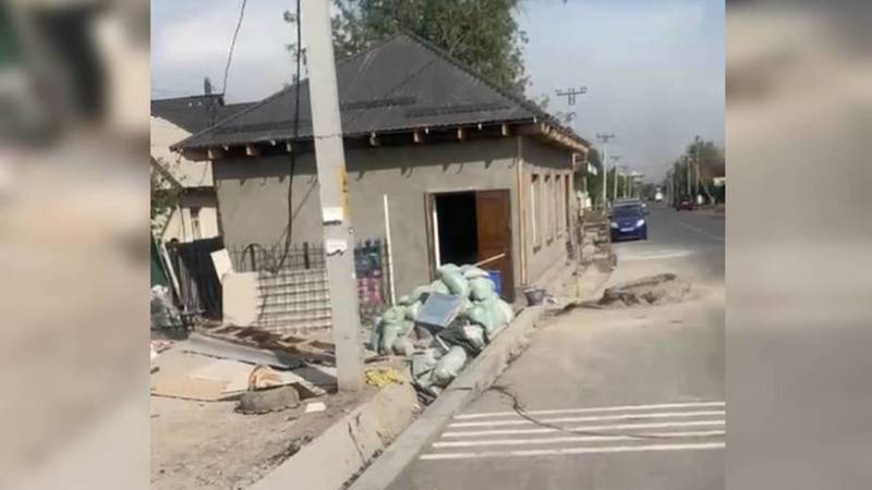 На улице Маликова в Бишкеке на месте тротуара и ирригации построили магазин
