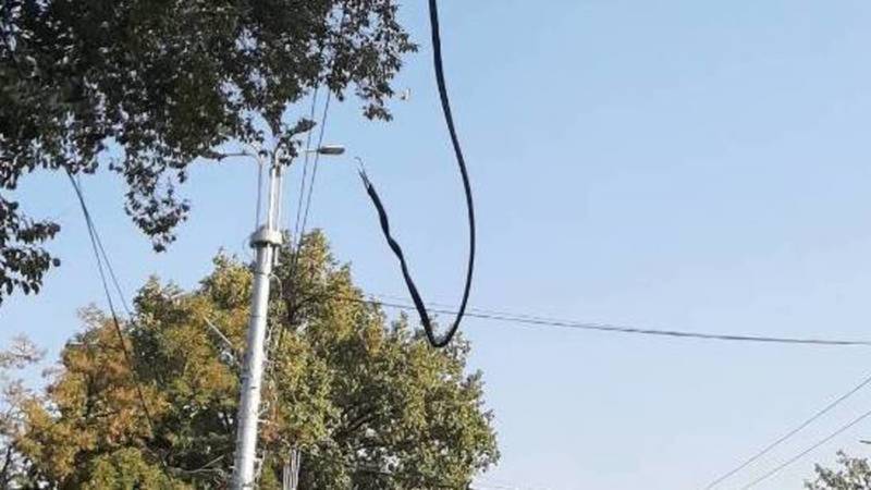 «Бишкексвет» восстановил обрыв кабеля на остановке на Манаса
