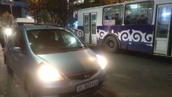 На Советской таксисты паркуются на остановке и мешают троллейбусам. Фото