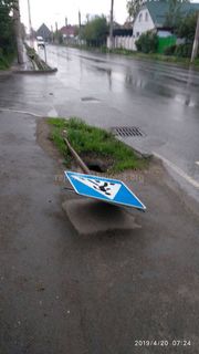 Фото — На Т.Фрунзе-Тойгомбаева упал дорожный знак