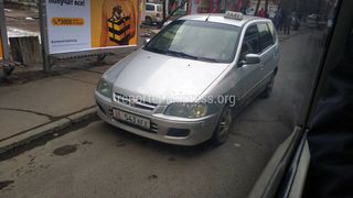 На улице Юнусалиева водитель «Мицубиси» припарковался на остановке. Фото