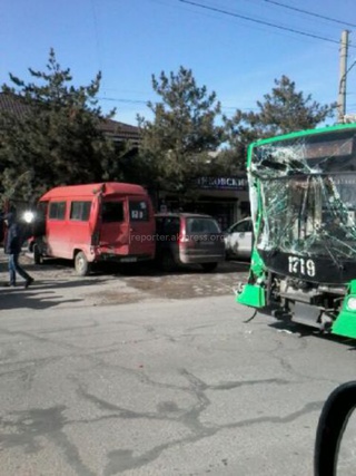 В ДТП с участием троллейбуса и микроавтобуса, где были пострадавшие, водитель троллейбуса признал свою вину и восстановит ущерб, - пресс-служба <b>(фото)</b>