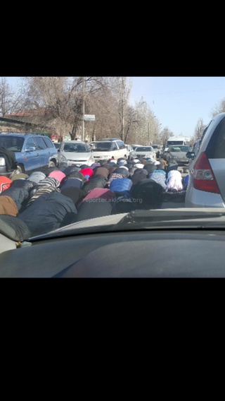 Возле мечети на улице Гоголя во время пятничного намаза люди молились прямо на дороге, - читатель <b><i> (фото) </i></b>