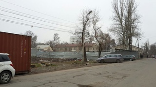 Возле Бишкекглавархитектуры из-за строительства домов, тротуаров для пешеходов теперь нет, - читатель <b><i> (фото) </i></b>