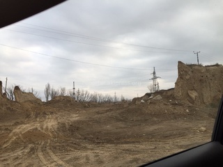 Читатель опасается, что в с.Ленинское возобновилась незаконная добыча глины под высоковольтными электрическими столбами <b><i> (фото) </i></b>