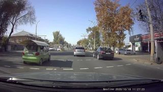 Видео — «Тойота» проехала на красный сигнал светофора