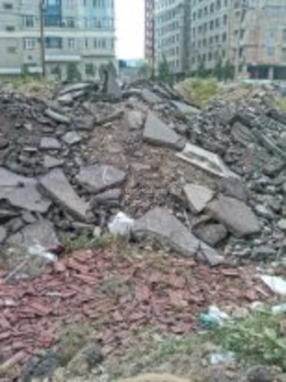 Уже полтора года с северной стороны жилого комплекса «Акун» лежат горы строительного мусора, требуем принять меры, - житель <b><i> (фото) </i></b>