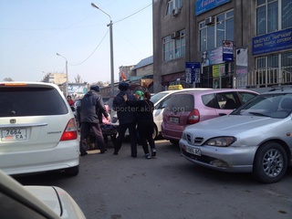 Трое милиционеров на Ошском рынке задержали девушку, торгующую на тачке, применив физическую силу, - читатель <b><i> (фото) </i></b>