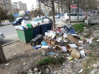 Просим установить дополнительные баки по ул. Карла Маркса или вывозить мусор чаще, - жители <b><i> (фото) </i></b>
