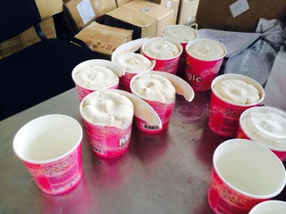 На заводе «Шин-Лайн» снимают упаковки с просроченного мороженого и упаковывают по-новой, - читатель <b><i> (фото,видео) </i></b>