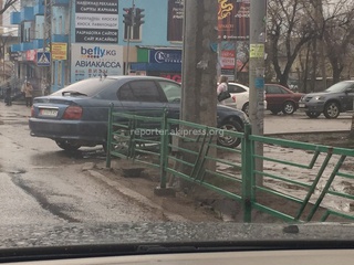 Читатель сообщает, что данный водитель припарковался 27 марта на светофоре на Советская-Медерова, пешеходы не могли пройти.
