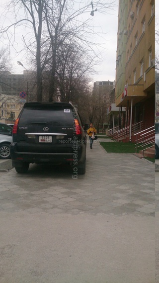 Читатель сообщает, что данная машина 27 марта была припаркована на тротуаре, создавая неудобства пешеходам.