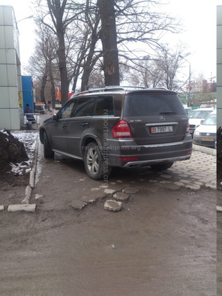 По сообщению читателя 1 апреля, авто было припарковано на тротуарной части возле гипермаркета «Фрунзе».