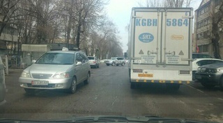 Парковка грузовика 2 рядом на Тыныстанова-Токтогула 2 апреля.