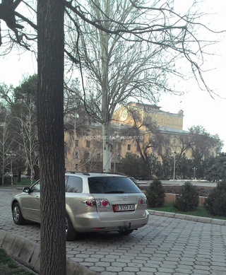 Горожанин сообщает: «Женщина 2 апреля возле театра оперы и балета спокойно припарковала машину на тротуаре и пошла по своим делам. Наплевательское отношение налицо.»
