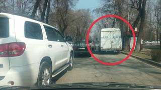 Парковка бусика на проезжей части на Молодая гвардия-Киевская в 12 часов 3 апреля, в двух метрах от светофора.