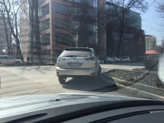 «3 апреля автомобиль закрыл обзор и припарковался прямо на дороге по улице Раззакова (пер. Московская)», - сообщает читатель.