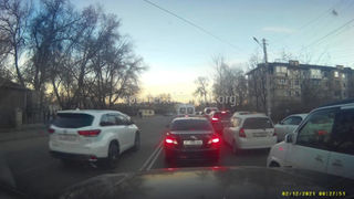 На Жукеева-Пудовкина два джипа проехали по встречке и заехали в онкобольницу. Видео