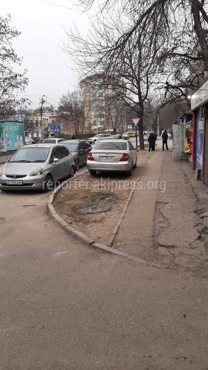 Камри» припаркована на месте для газона. Фото